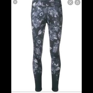 Women’s Nike dri fit printed leggings Small